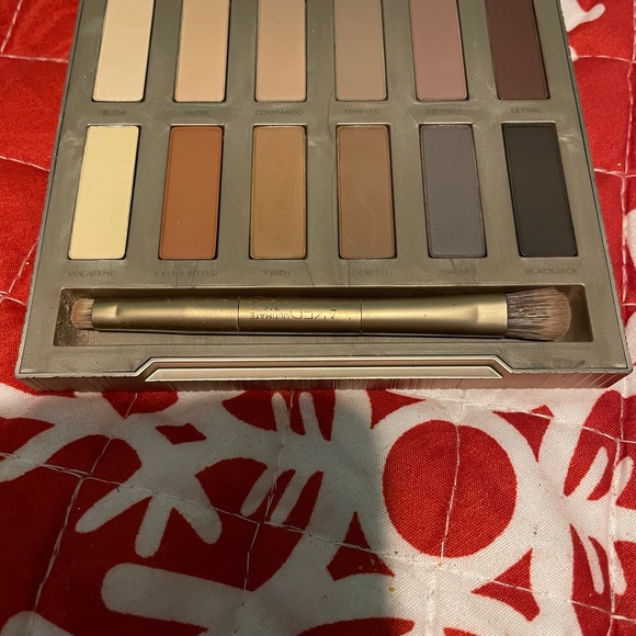 Urban Decay Naked Basics Palette - Picture 2 of 2